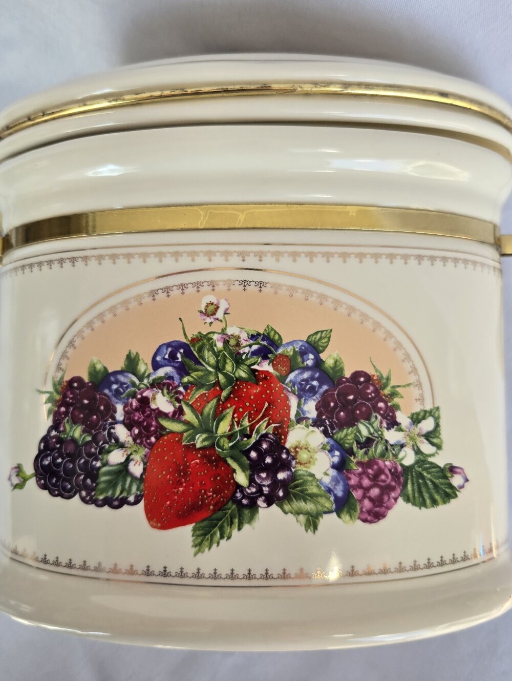 Knott's Berry Farm Ceramic Berry Canister Gold Trim